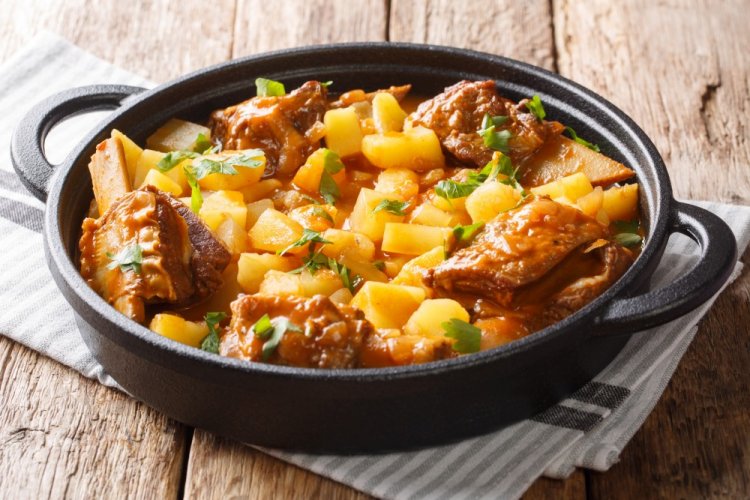 Pork Ribs with Potatoes in an Afghan Kazan