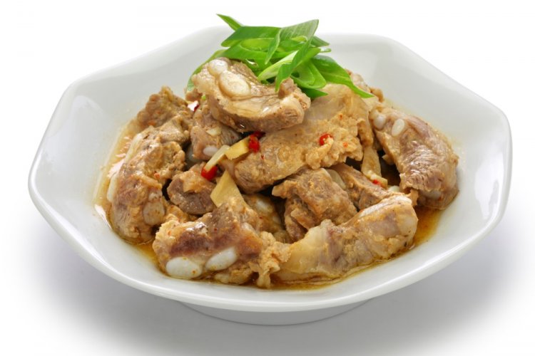 Pork Ribs with Onion and Carrot in an Afghan Kazan
