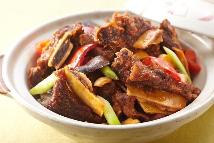 Pork Ribs with Tomatoes and Bell Peppers in an Afghan Kazan