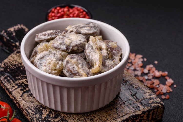 Chicken Hearts with Onions in Sour Cream