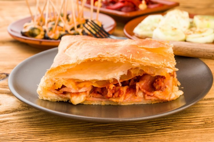Puff Pastry Pie with Ham and Cheese