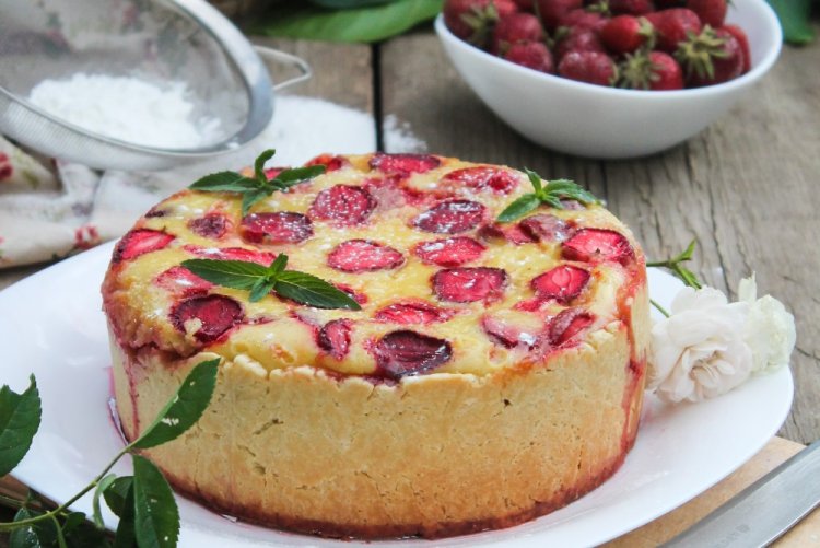 Puff Pastry Pie with Strawberries and Sour Cream