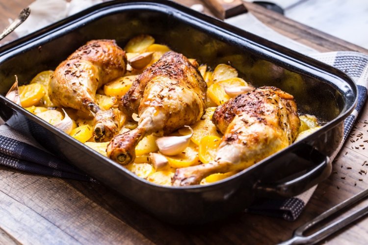Pollo asado con patatas y mayonesa