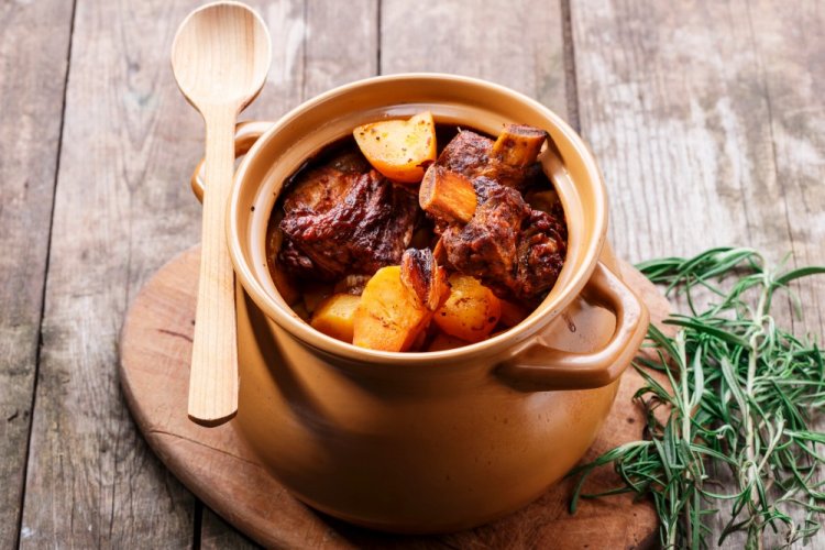 Cerdo con patatas en cazuelitas