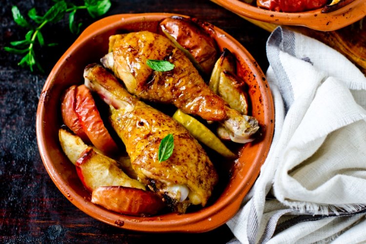 Muslos de pollo con manzanas al horno