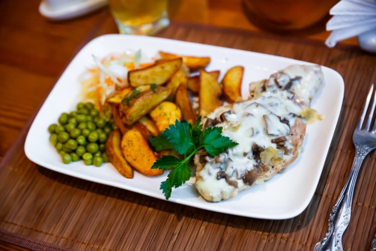 Ternera asada con champiñones