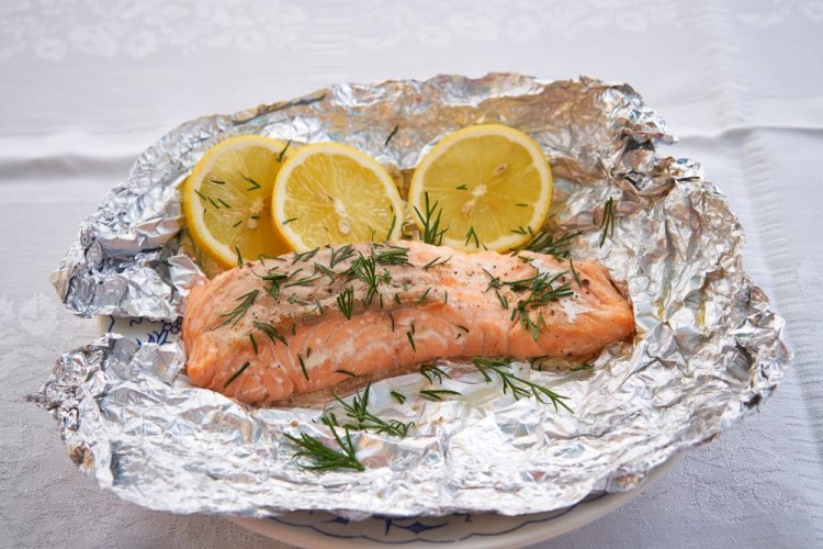 Salmón con limón y eneldo en papel de aluminio