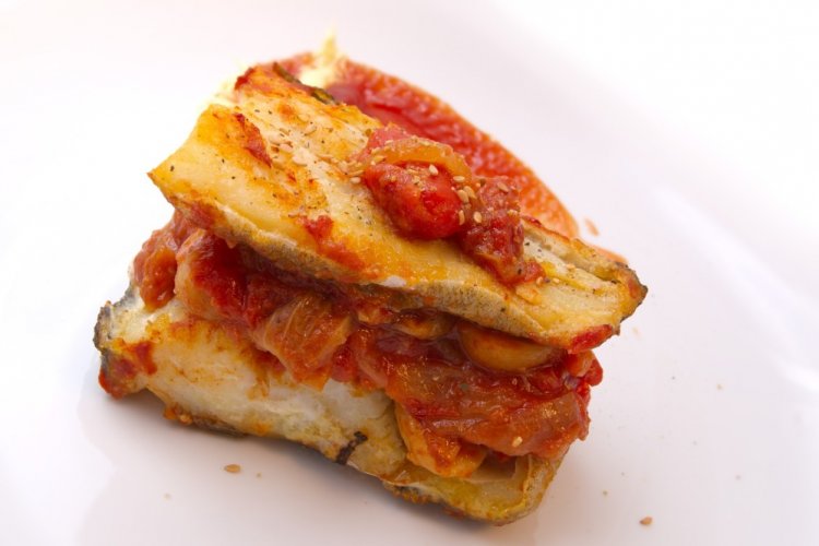 Bacalao con tomates en papillote