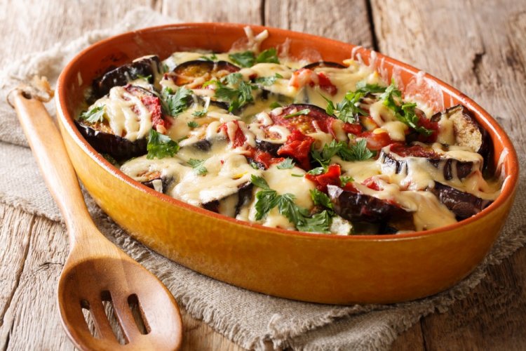Berenjenas asadas con tomates y queso