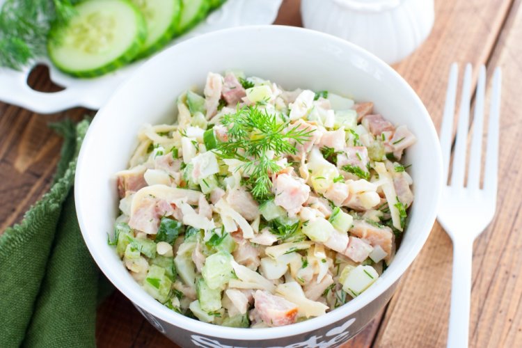 Ensalada de pollo frito, pepino y huevo