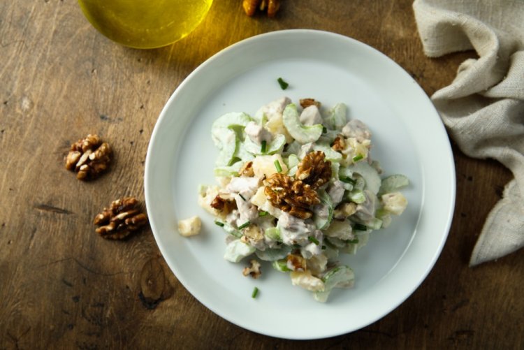 Ensalada de pollo frito, uvas y nueces