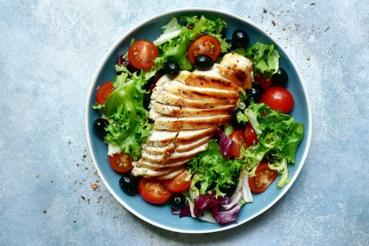 Ensalada de pollo frito y apio