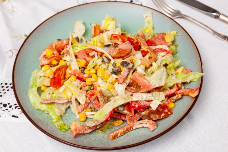 Ensalada de col china, maíz y pollo frito