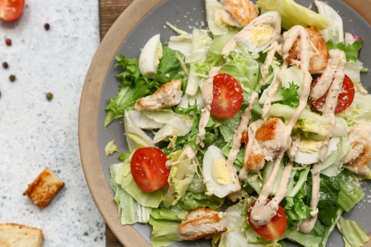 Ensalada de huevo, pollo frito y lechuga