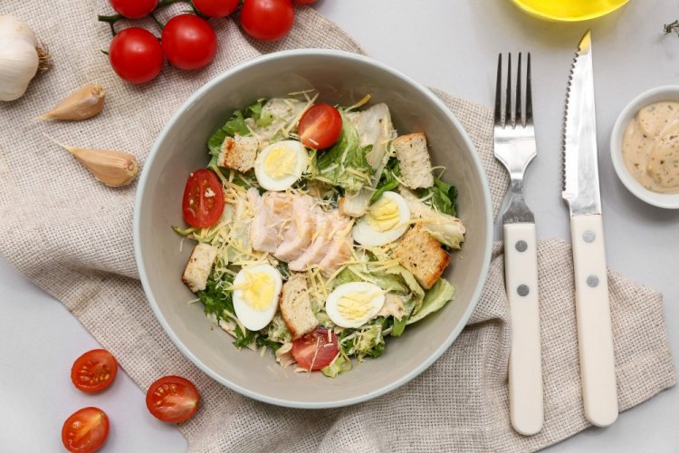 Ensalada César con pollo frito