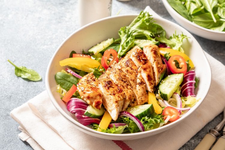 Ensalada de pollo frito con aderezo de mostaza