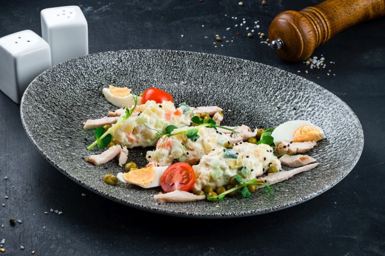 Ensalada de pollo frito y guisantes verdes