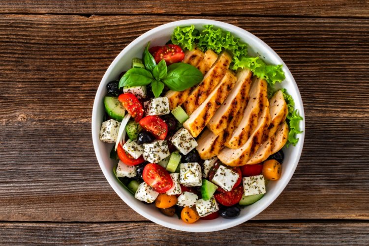 Ensalada de pollo frito y queso feta