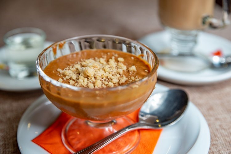 Crema con leche condensada cocida y nueces para tarta