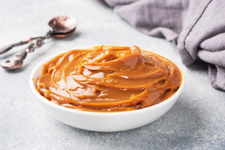 Crema agria con leche condensada cocida