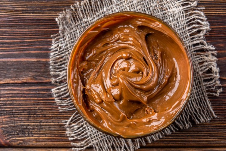 Crema de chocolate con leche condensada cocida para tarta