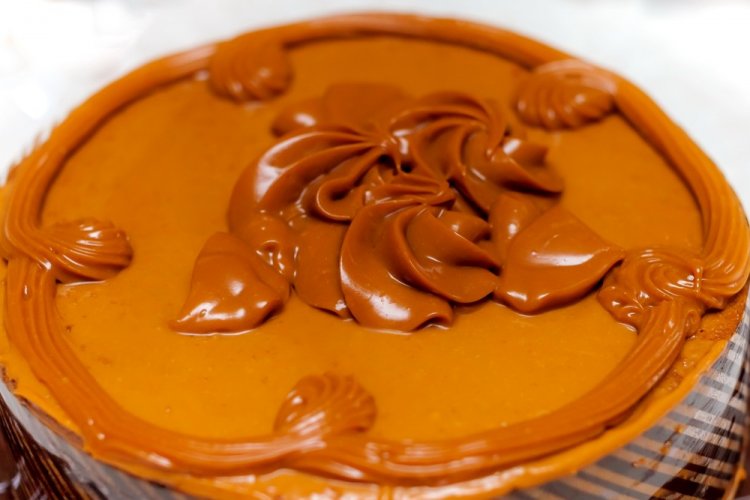 Crema de requesón y mantequilla con leche condensada cocida