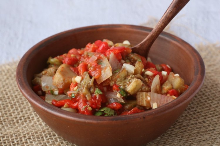Adjapsandal con calabacín