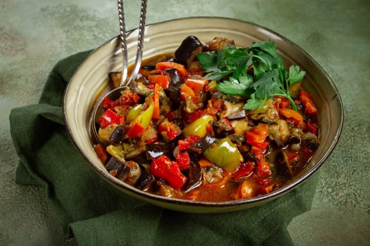 Adjapsandal en olla de cocción lenta