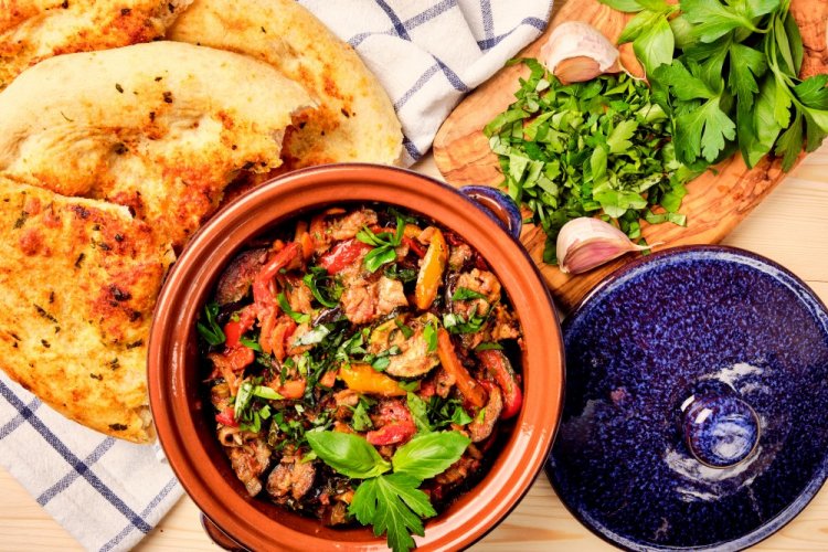 Adjapsandal con carne