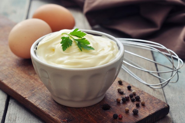 Mayonesa saludable de crema agria y yemas de huevo