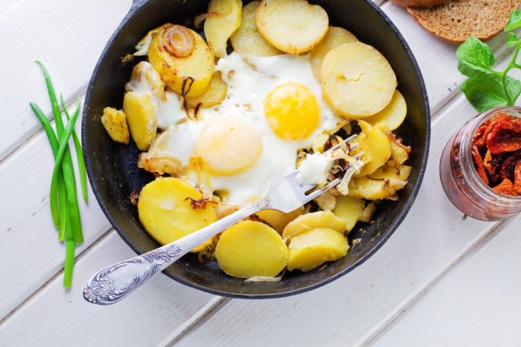 Fried Potatoes with Onions and Egg