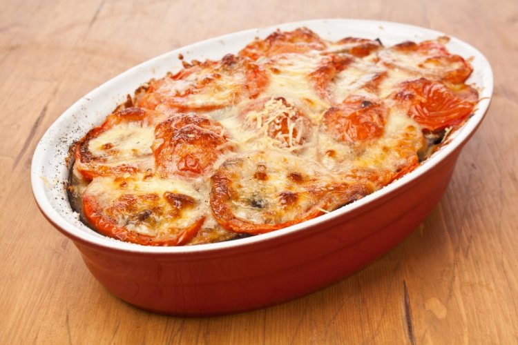 Gratinado de patatas con tomates en freidora de aire