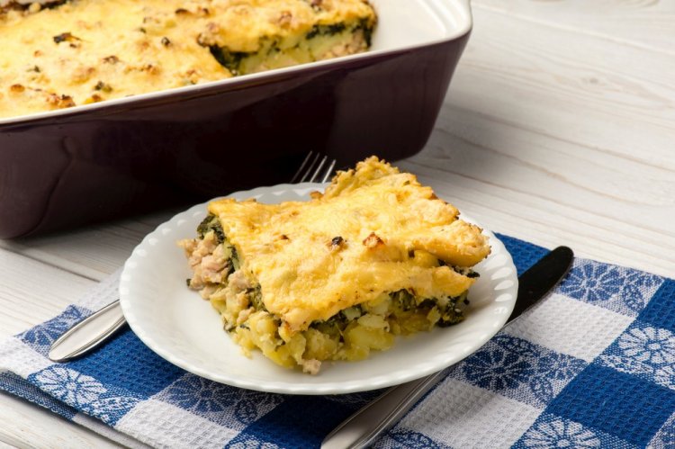 Gratinado de patatas con pollo y espinacas en freidora de aire