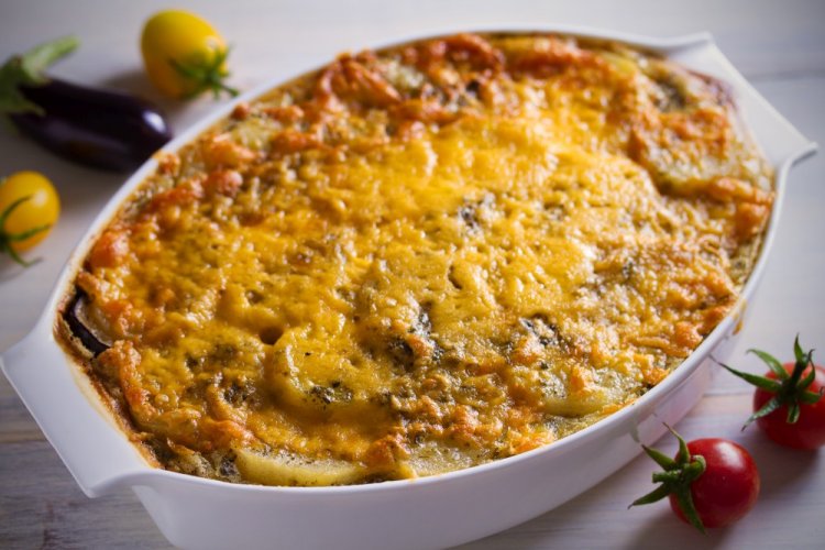 Gratinado de patatas con berenjenas en freidora de aire