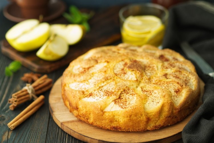 Charlotte con manzanas caramelizadas en freidora de aire