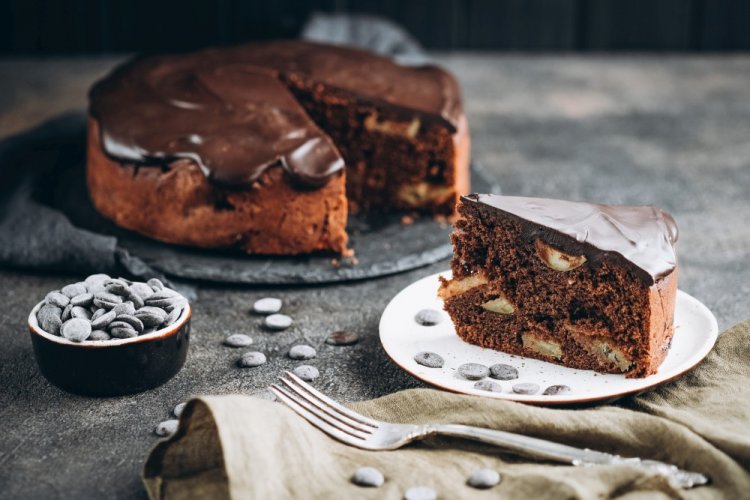 Charlotte de chocolate y manzana en freidora de aire