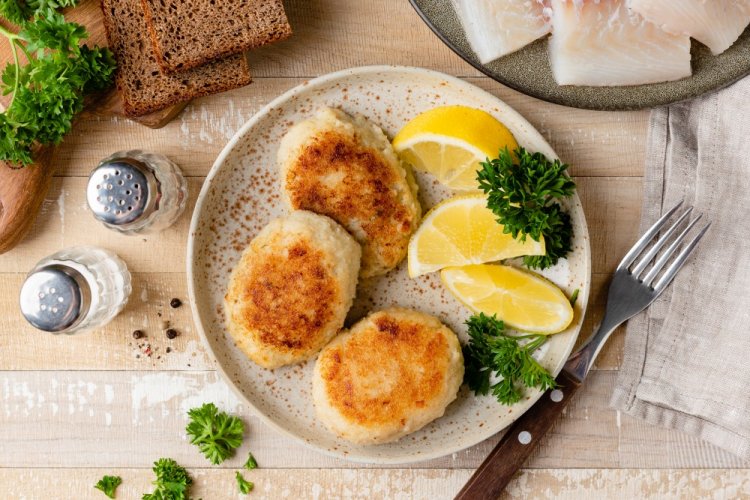 Hamburguesas de pescado con cebolla en freidora de aire