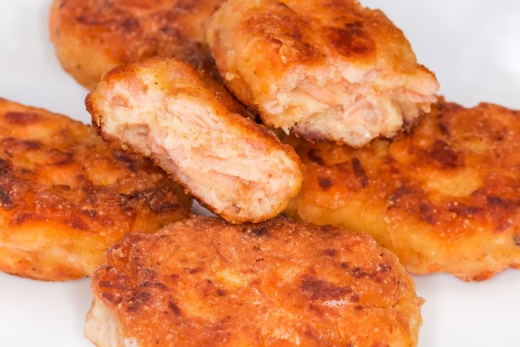 Hamburguesas de salmón rosado en freidora de aire