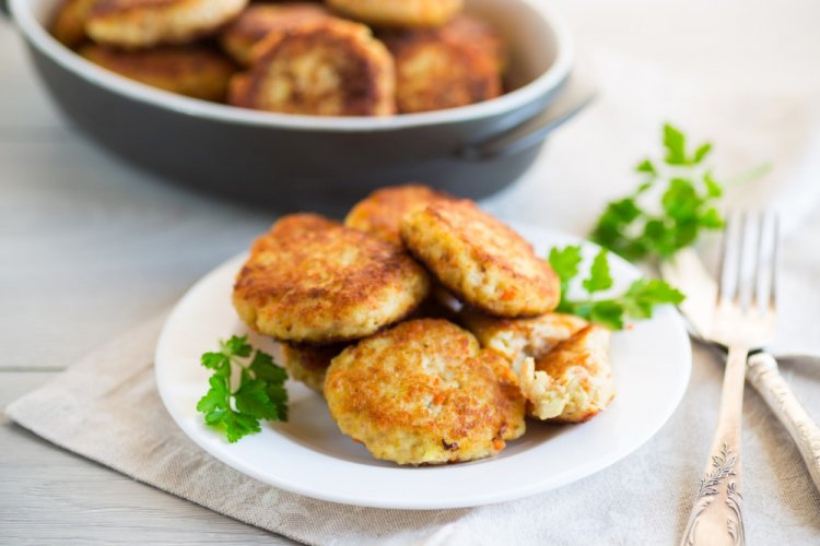 Hamburguesas de pescado con arroz en freidora de aire