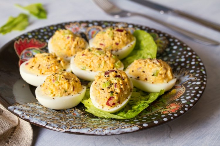 Huevos rellenos con atún enlatado