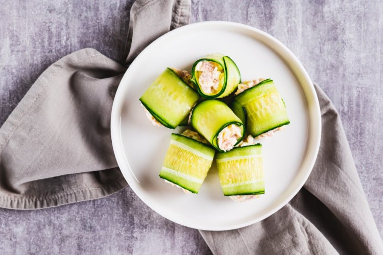 Rollitos de pepino con palitos de cangrejo para Año Nuevo