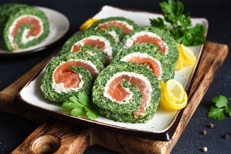 Rollo de espinacas con salmón para Año Nuevo
