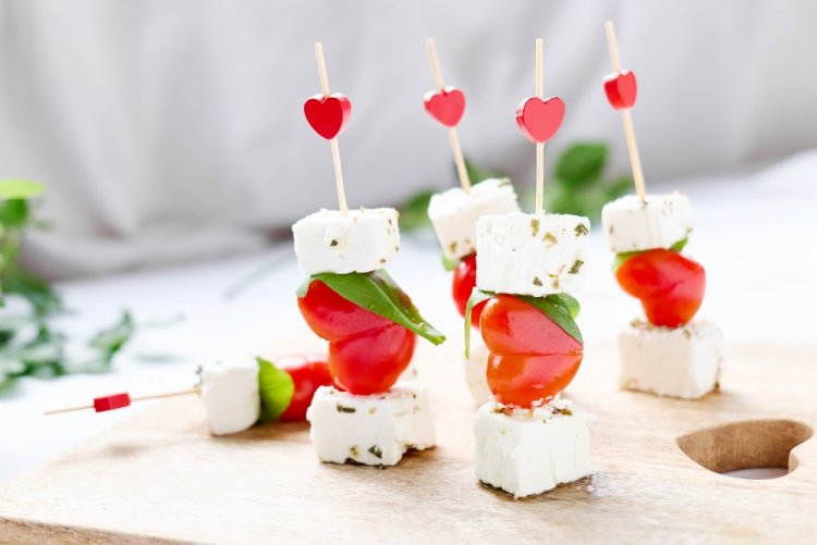 Canapés with Cheese and Cherry Tomatoes