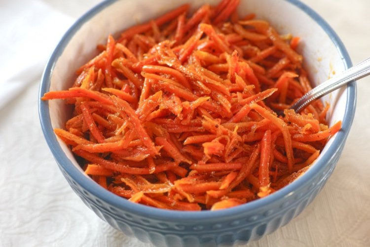 Salad with Carrots and Dried Apricots