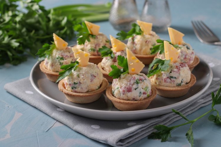 Tartlets with Cheese and Bell Pepper for New Year's