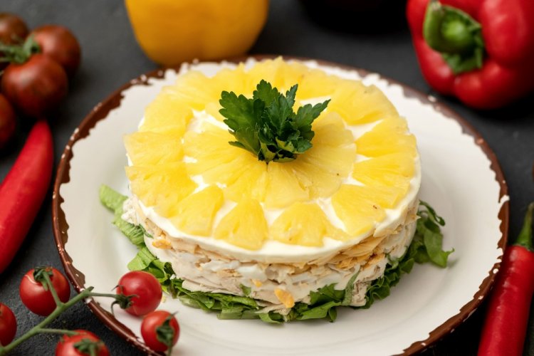 Layered Salad with Chicken, Bell Pepper, and Pineapple