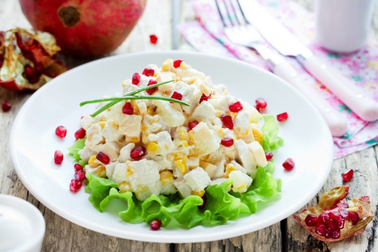 Ensalada de pollo, piña y maíz