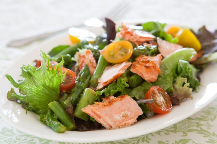 Ensalada de pescado rojo y judías verdes