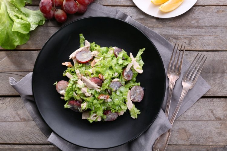 Ensalada de pollo y uvas
