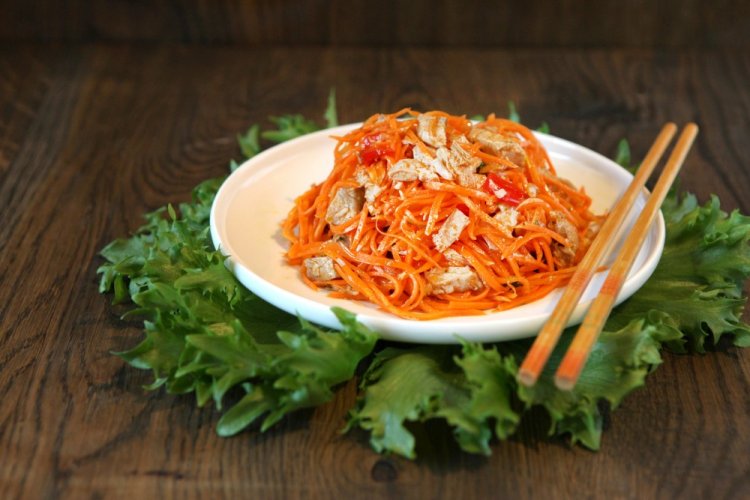 Ensalada de zanahoria coreana y pepinos